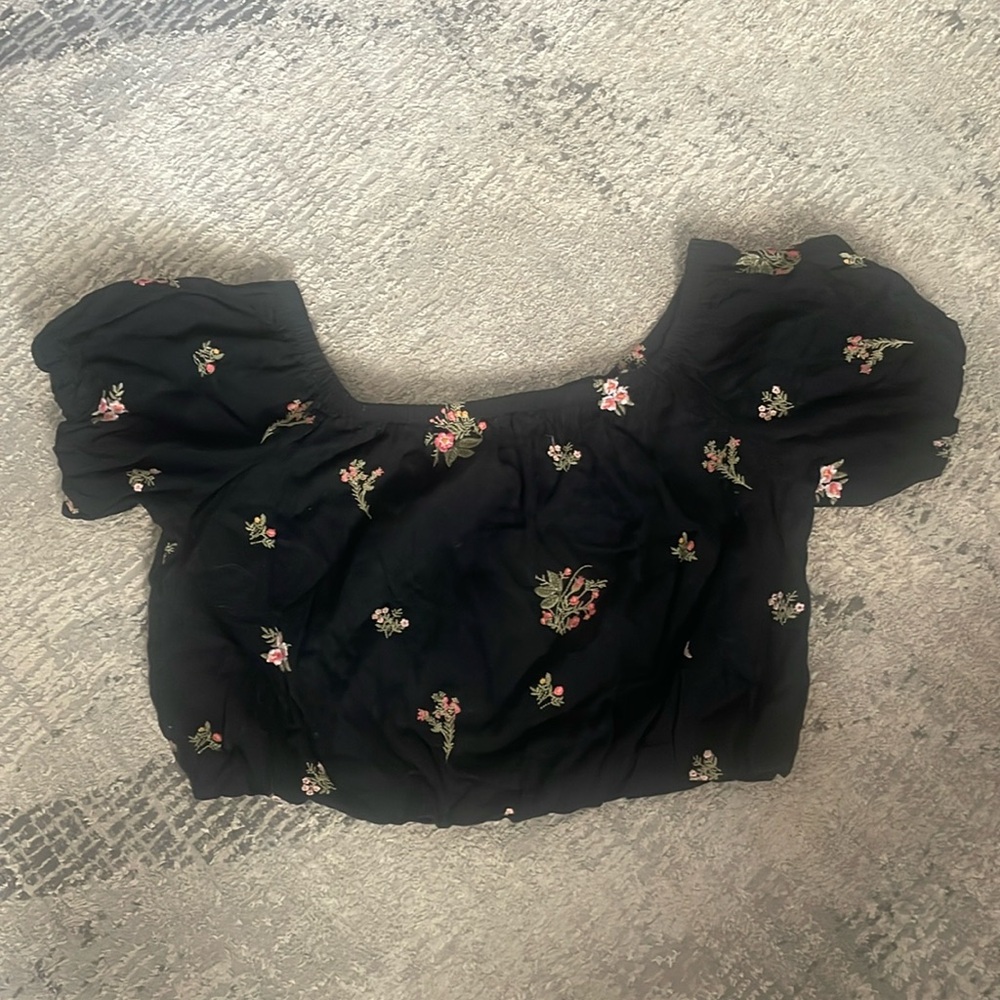 Ladies American Eagle black crop top on/off shoulder with floral embroidery Sz L